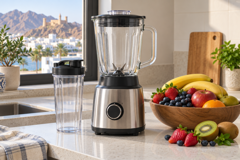 A countertop blender with an empty jug and a separate personal blending cup. | خلاط مطبخ بإبريق فارغ وكوب خلط فردي منفصل.